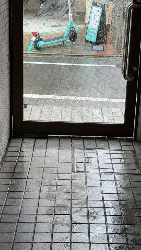 西小山マンションドアを閉めた既存写真