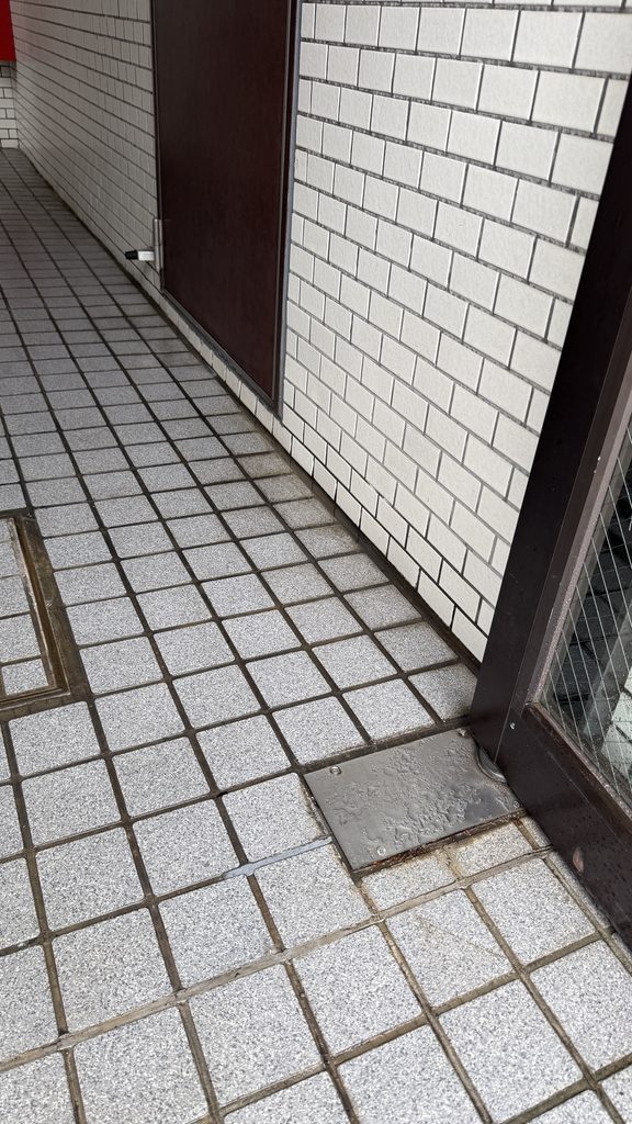 西小山マンション玄関先床勾配調査写真
