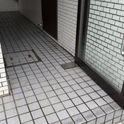 西小山のマンションで共用部床タイル調査写真