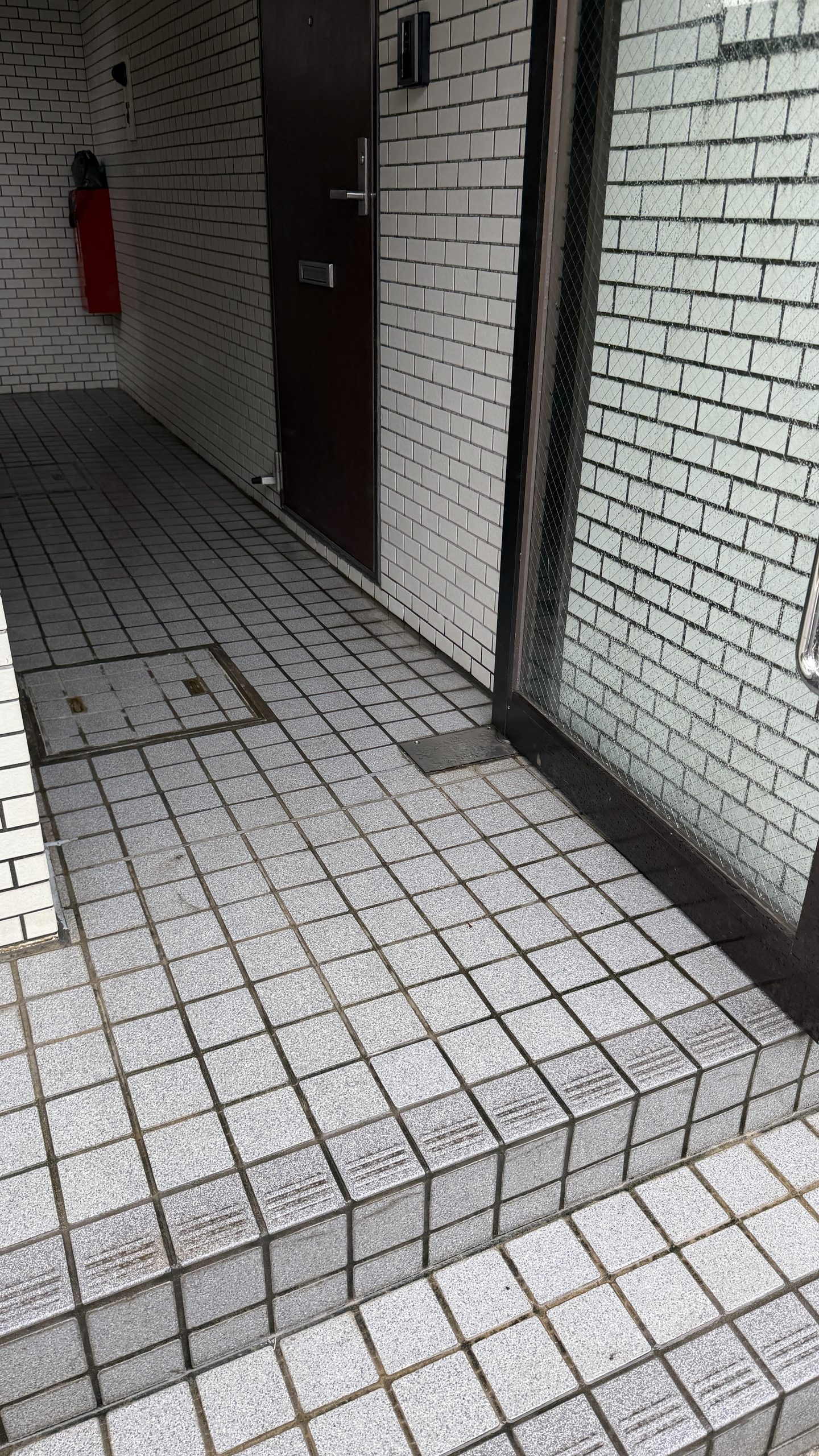 西小山のマンションで共用部床タイル調査写真
