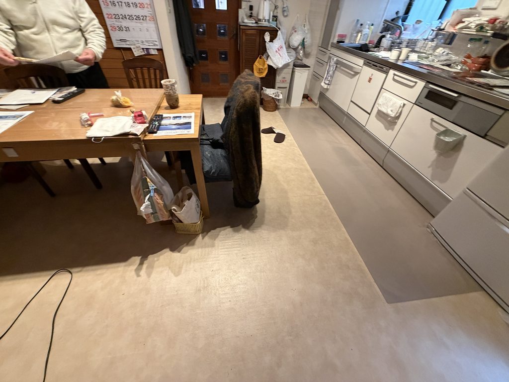 目黒区原町でダイニングlキッチンの床既存写真