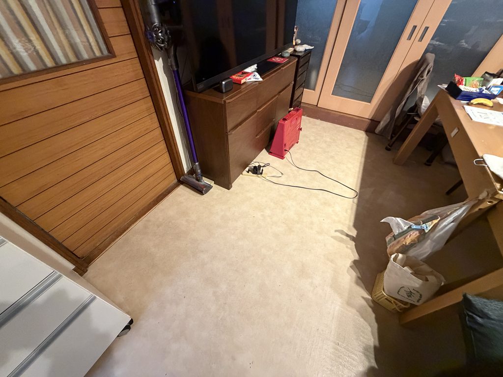 目黒区原町でダイニングキッチン床既存写真