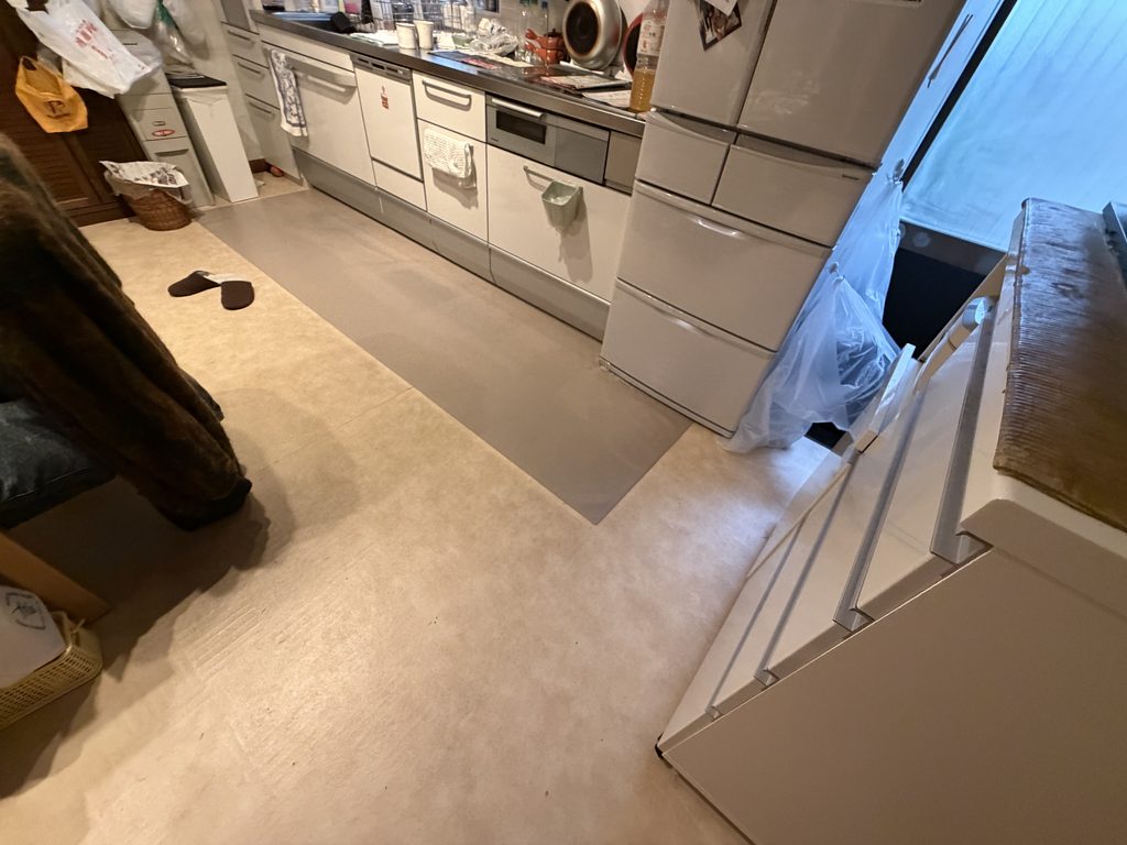 目黒区原町でキッチン前床既存写真