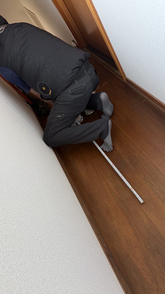 品川区小山台で廊下床スタッフがメジャーで調査写真