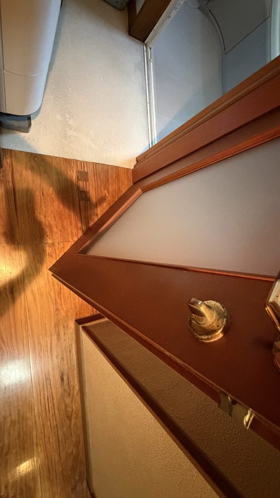 品川区小山台で廊下床ドア既存写真