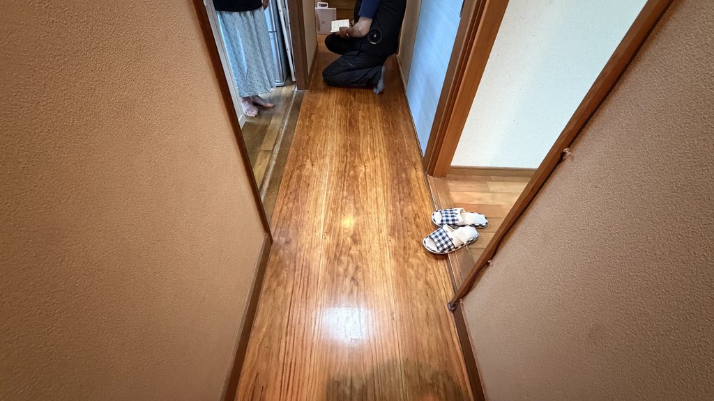 品川区小山台で廊下床凹み既存写真