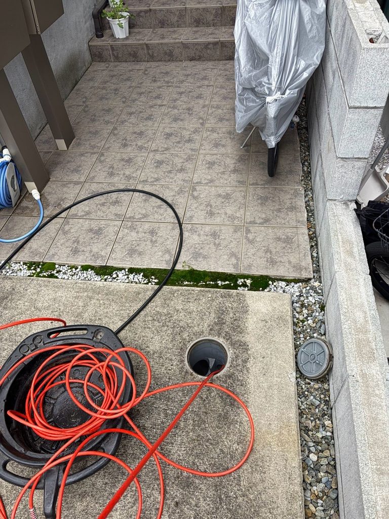 目黒区原町で屋外排水マスの高圧洗浄写真