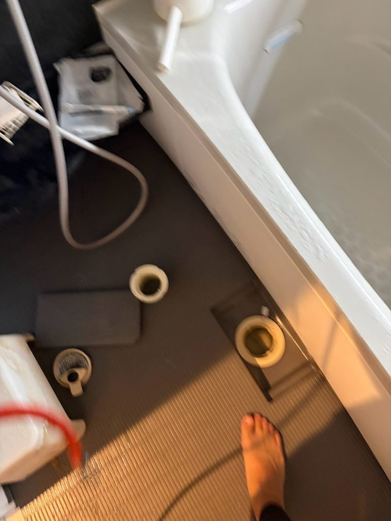 目黒区原町でお風呂場パーツ分解して高圧洗浄写真