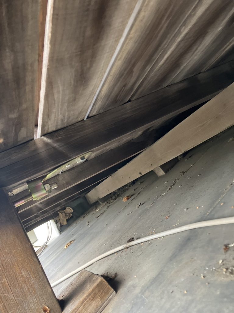 目黒区下目黒で木製ベランダと屋根の間の写真