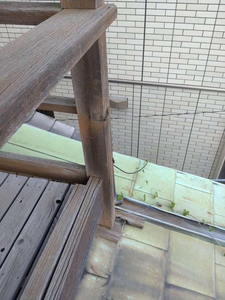 目黒区下目黒で縦柱の継手が完全に抜けている写真
