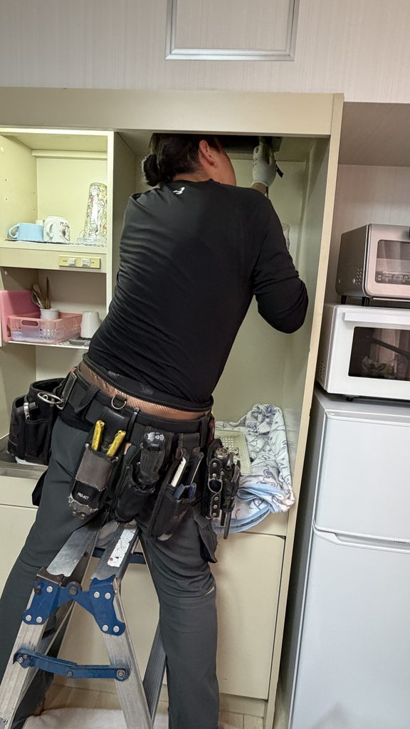 目黒区洗足で換気扇を確認しているスタッフ写真