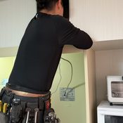 目黒区洗足で天井点検口から換気扇確認していっる写真