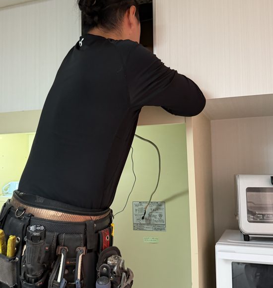 目黒区洗足で某診療室の休憩室にあるミニキッチンの劣化した換気扇交換