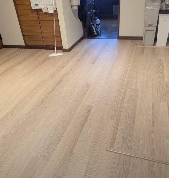 目黒区原町で床が沈むリビングにフロアタイル施工