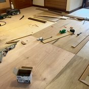 目黒区原町で床を大工工事をしている写真
