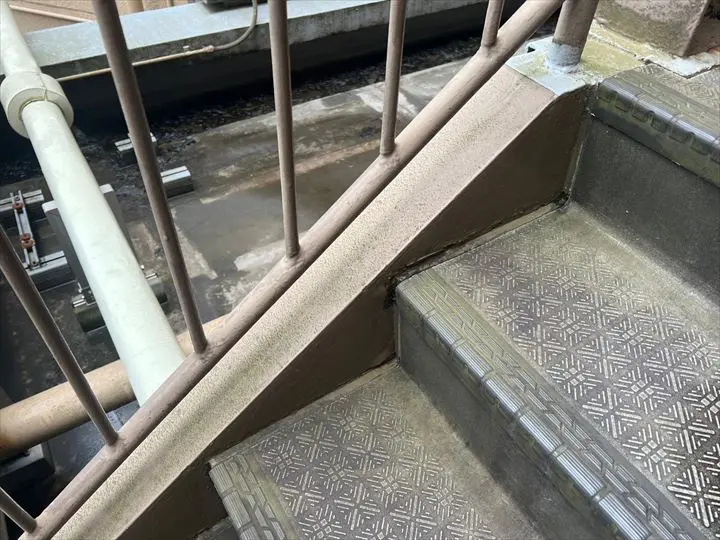 外階段色あせ写真