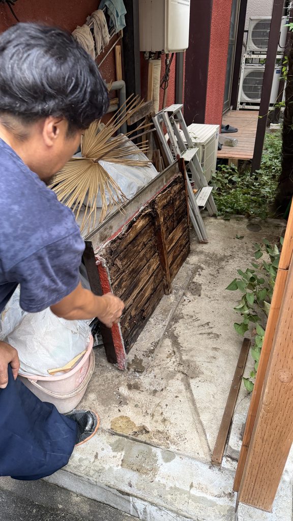 目黒区洗足で落ちそうな外壁をスタッフが撤去して置くところの写真