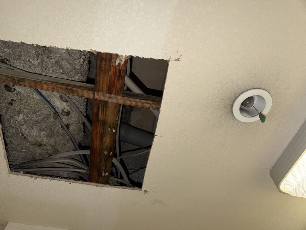 西小山で漏水天井開口した写真