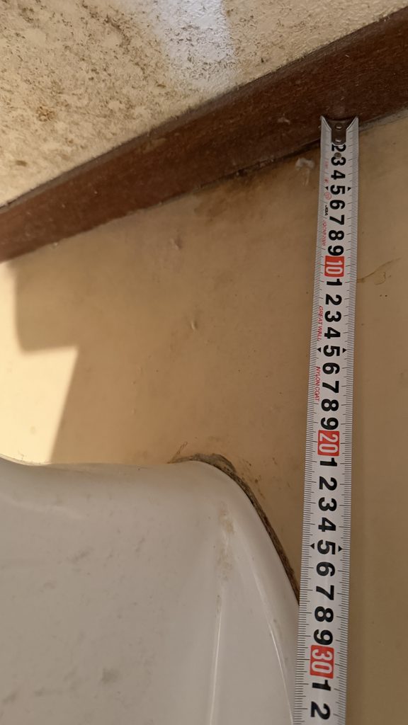 西小山2階トイレ部分の採寸交換
写真