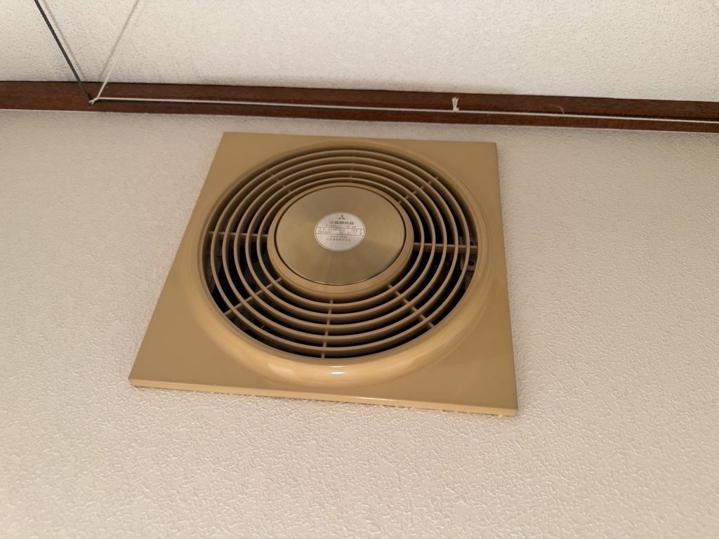 西小山2階トイレ換気扇既存写真