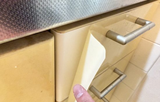 西小山でキッチンの扉と引き出しシート剥がれによる張替のご相談