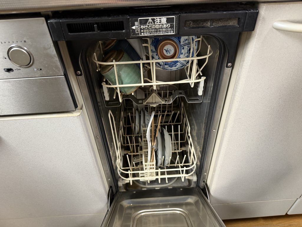 品川区荏原で食器乾燥機の中に食器が入っている写真