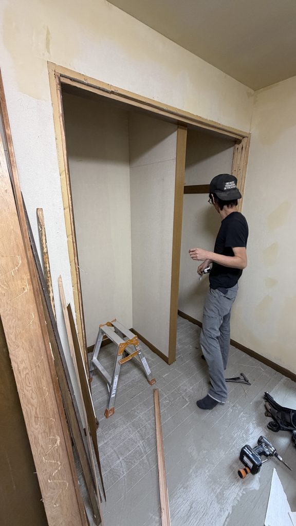 目黒区大岡山で折れ戸から引き戸へ交換工事養生をしている写真