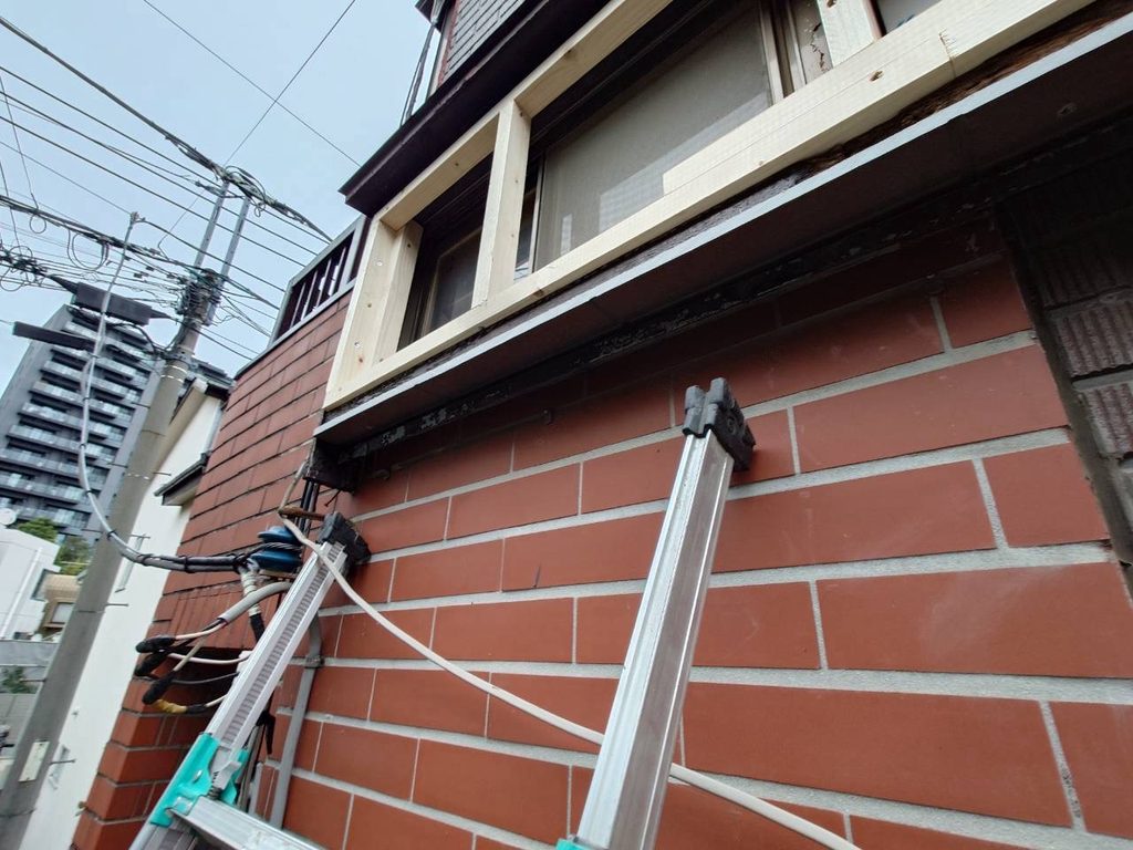 目黒区洗足で外壁窓枠に木枠を付けた写真