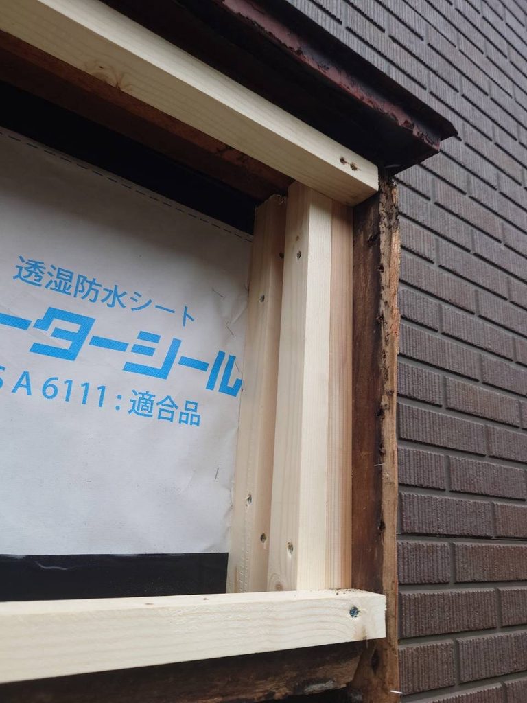 目黒区洗足で外壁窓枠に木枠を付けた写真