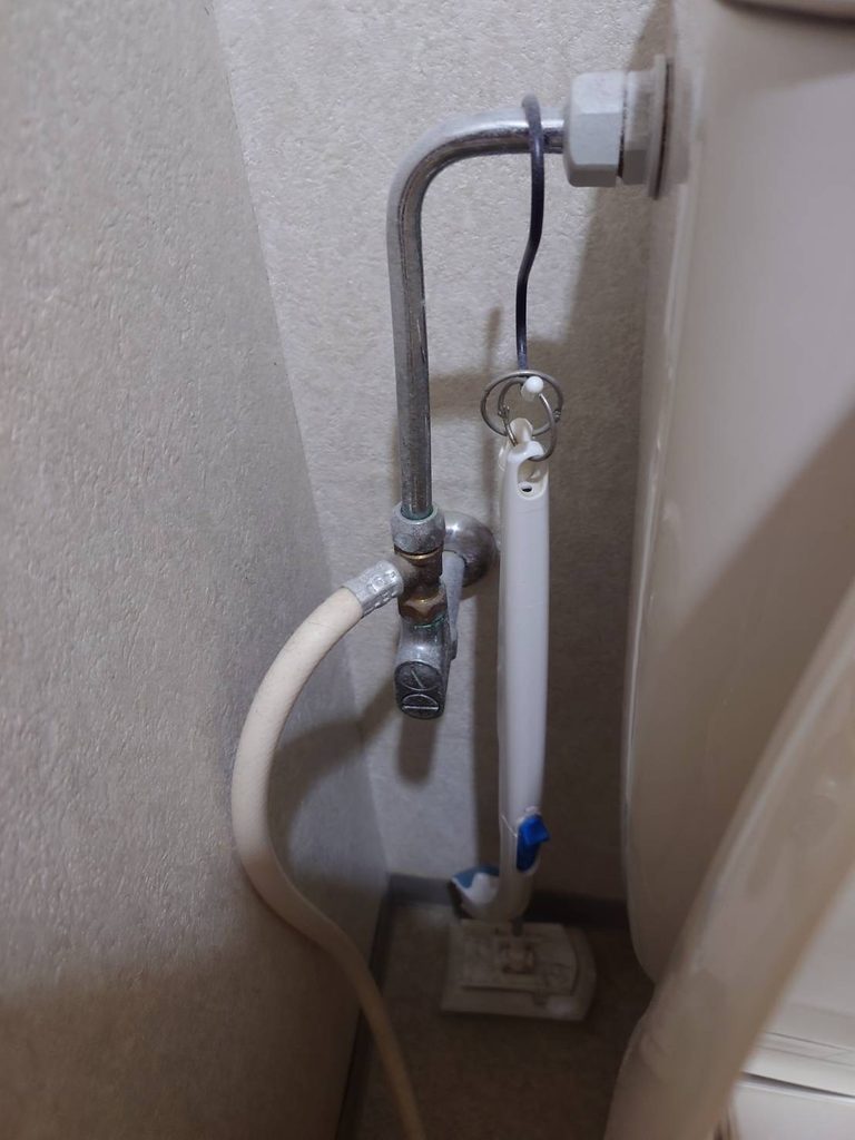 目黒区碑文谷マンショントイレ止水栓と給水管周りの写真