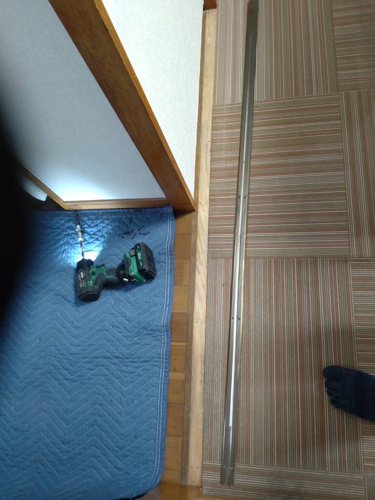 品川区小山台で引き戸の敷居のレールを外した写真