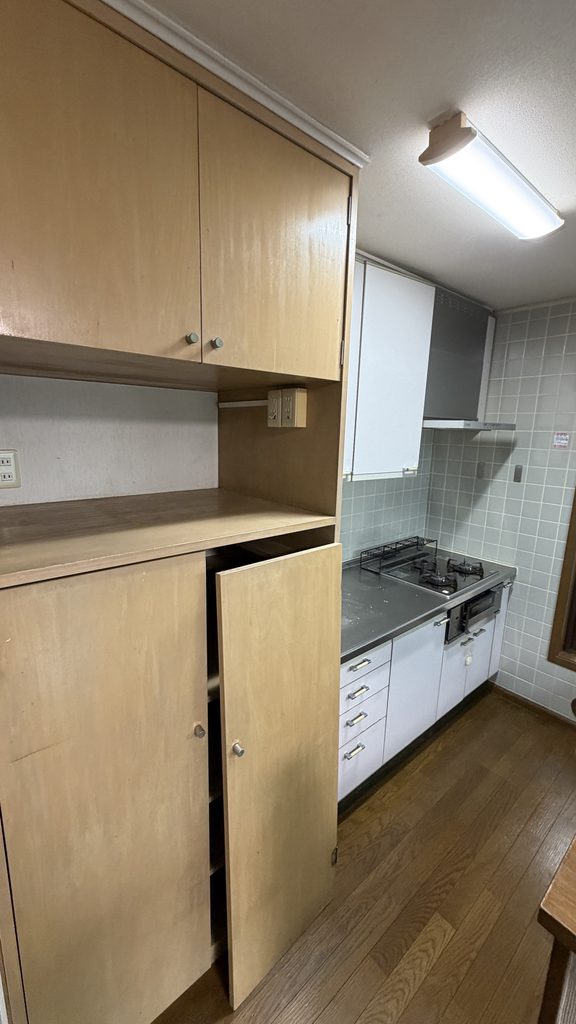 品川区小山でキッチンボードとガスコンロの既存写真