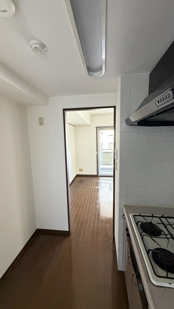 目黒区洗足の購入した中古マンションキッチンから見た部屋の写真