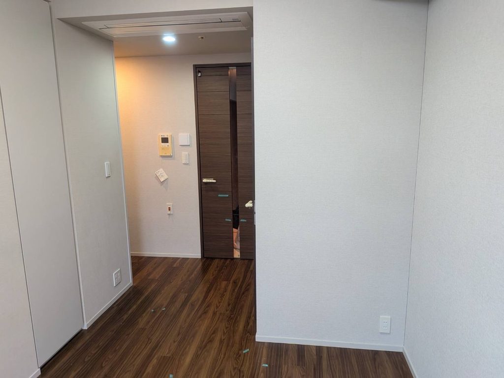 目黒区洗足マンション廊下でクロス張替写真