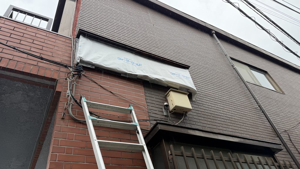 目黒区洗足で応急処置で防水シートを張った写真