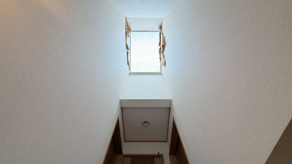 目黒区大岡山で天窓付近壁紙が剥がれている調査写真