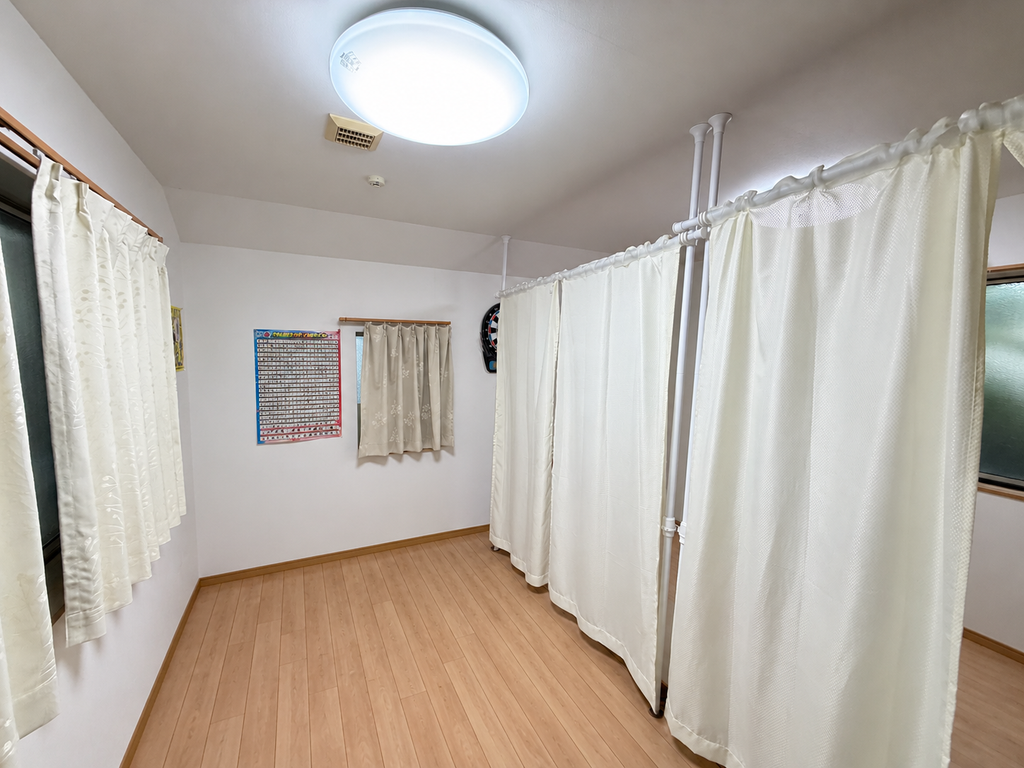目黒区大岡山で子供部屋カーテンで仕切ってある既存写真