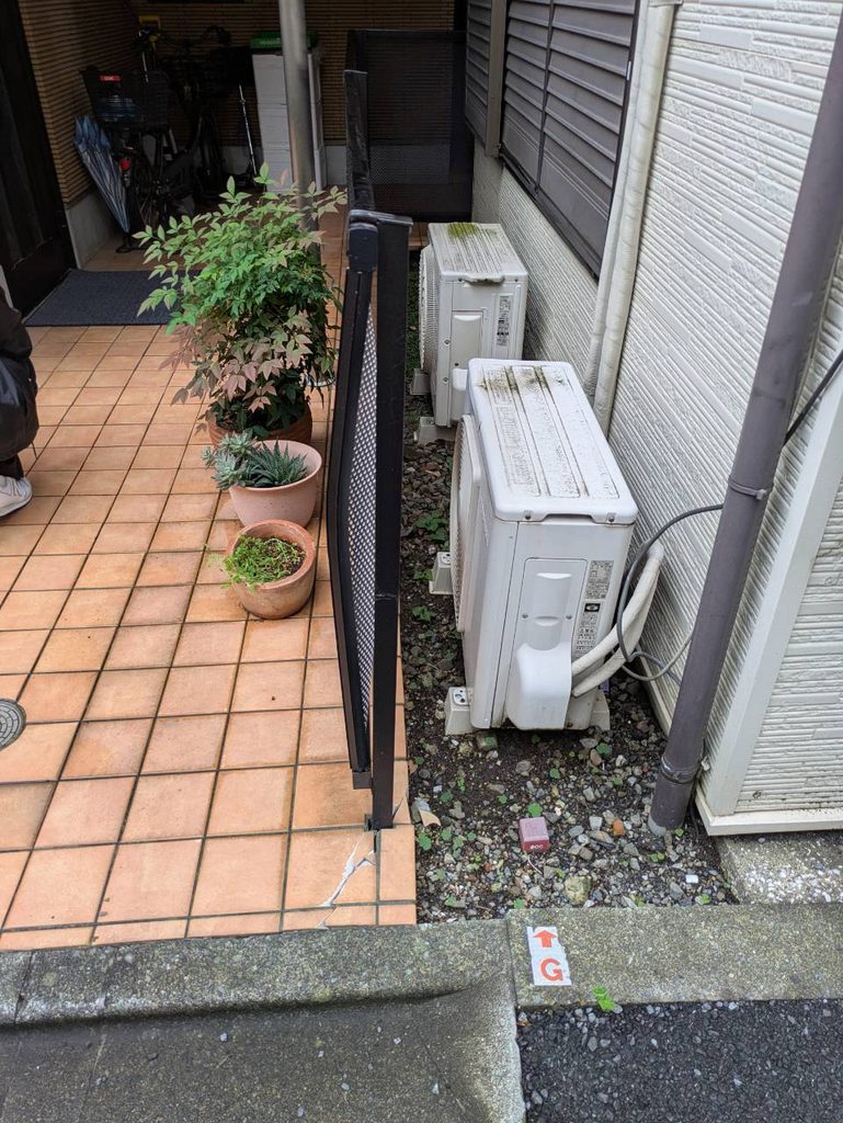 品川区荏原で曲がったフェンス既存写真