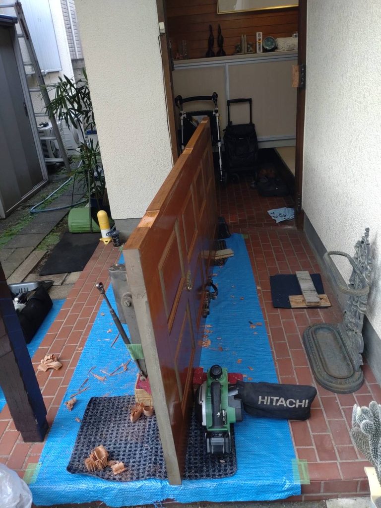 目黒区碑文谷で木製玄関ドア修繕中の写真