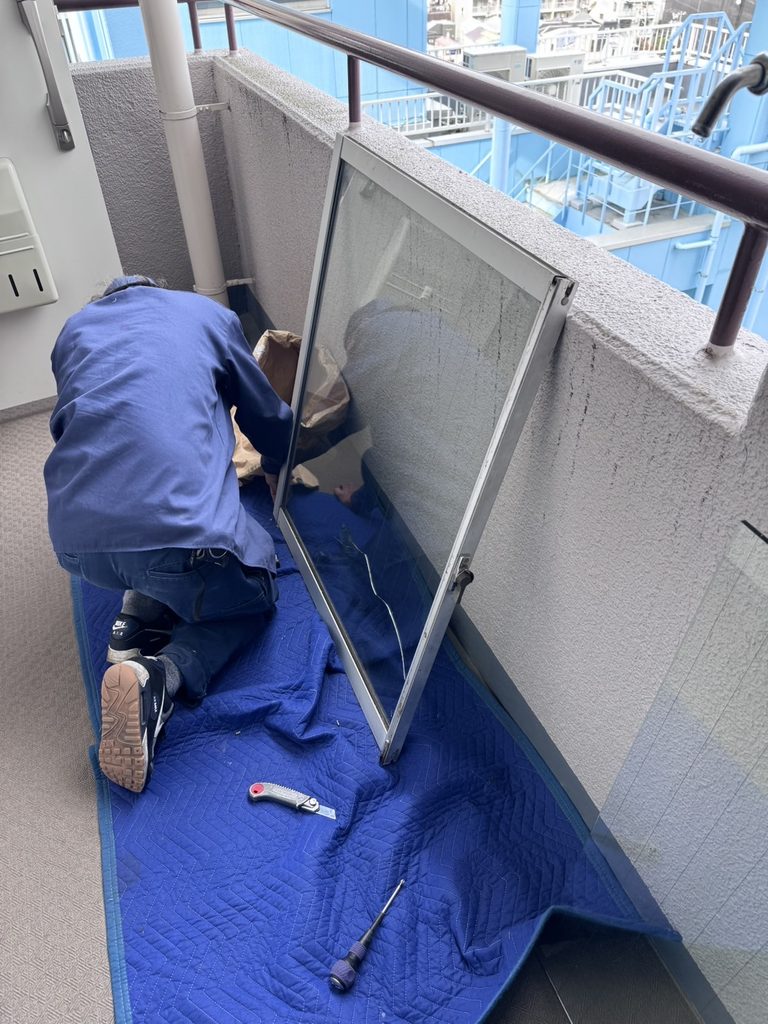 品川区小山台でスタッフが養生して既存窓を外した写真