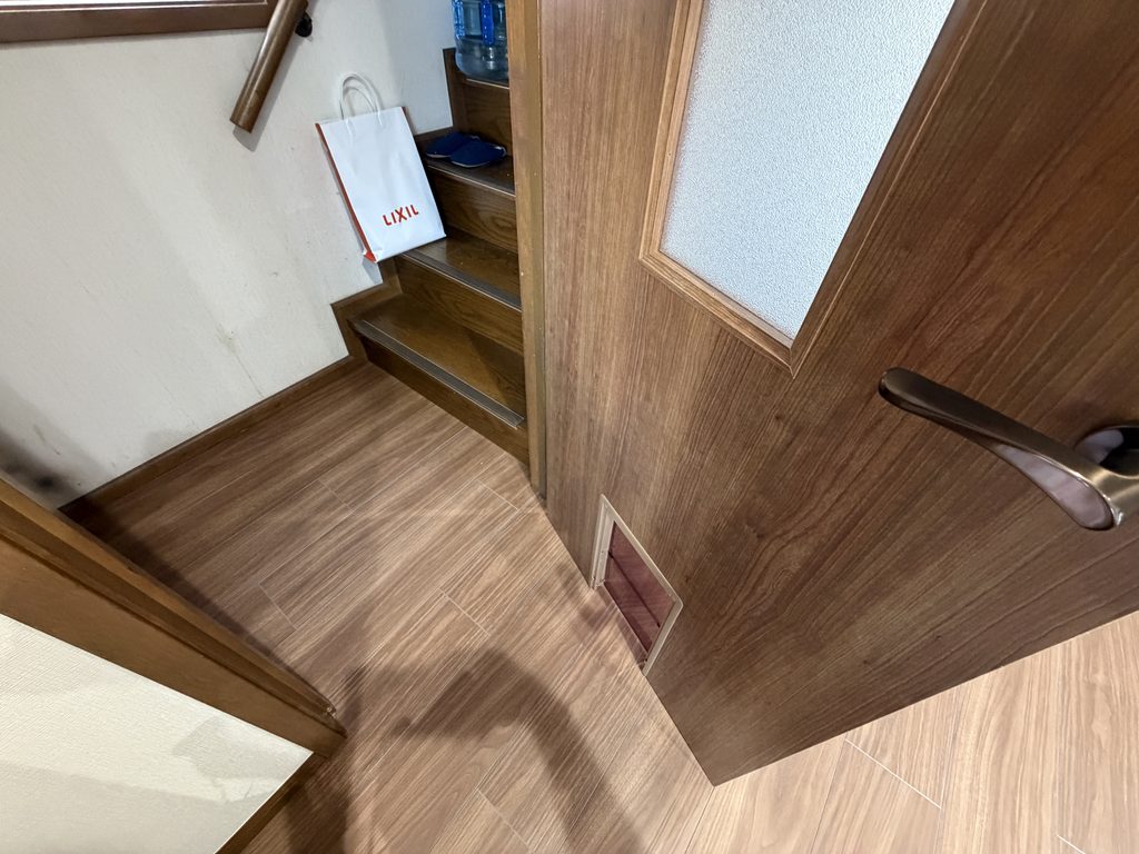 目黒区碑文谷で猫用ドアができてはめ込んだ写真