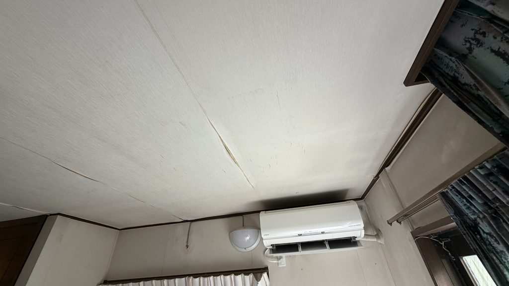 目黒区碑文谷でベランダ下の部屋の天井雨漏り写真