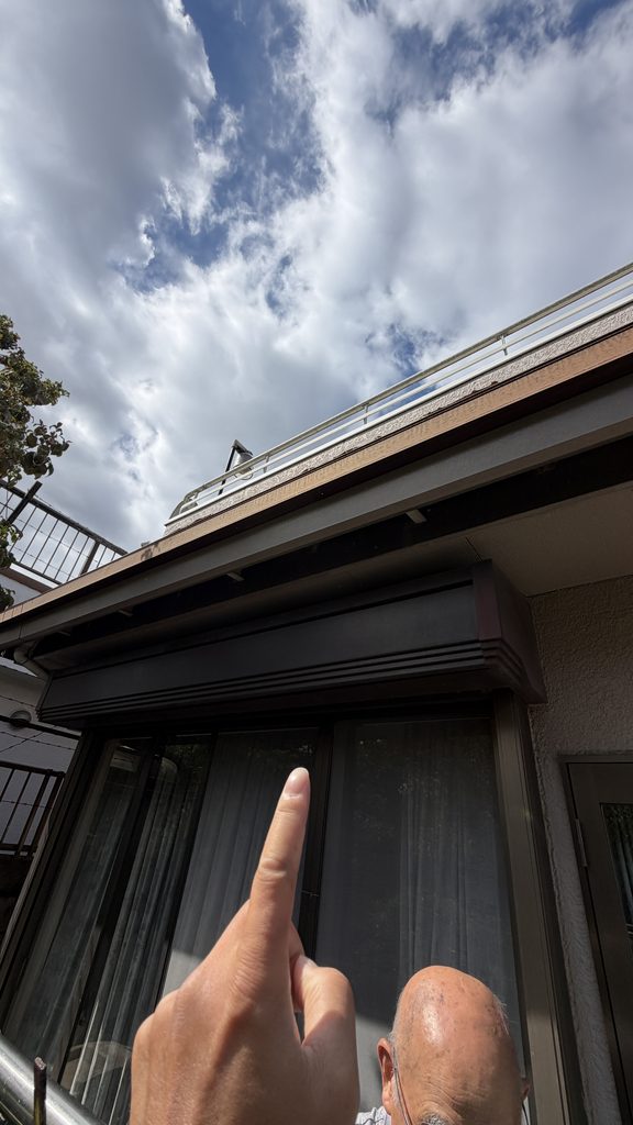 目黒区碑文谷で軒天部分が剥がれ落ちた写真