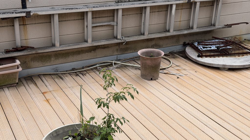 目黒区碑文谷で雨漏りのある部屋の真上のベランダ写真
