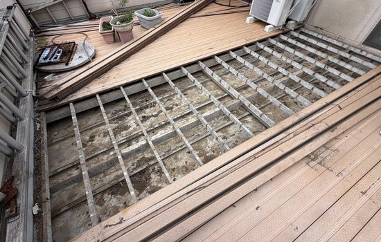 目黒区碑文谷で戸建て二階ベランダからデッキ材を剥がして雨漏り調査