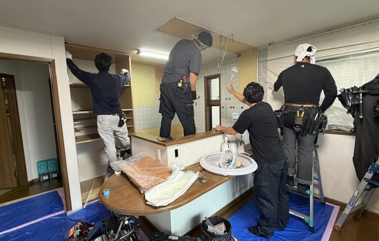 品川区小山でLDKリニューアルの為キッチン解体と電気配線工事