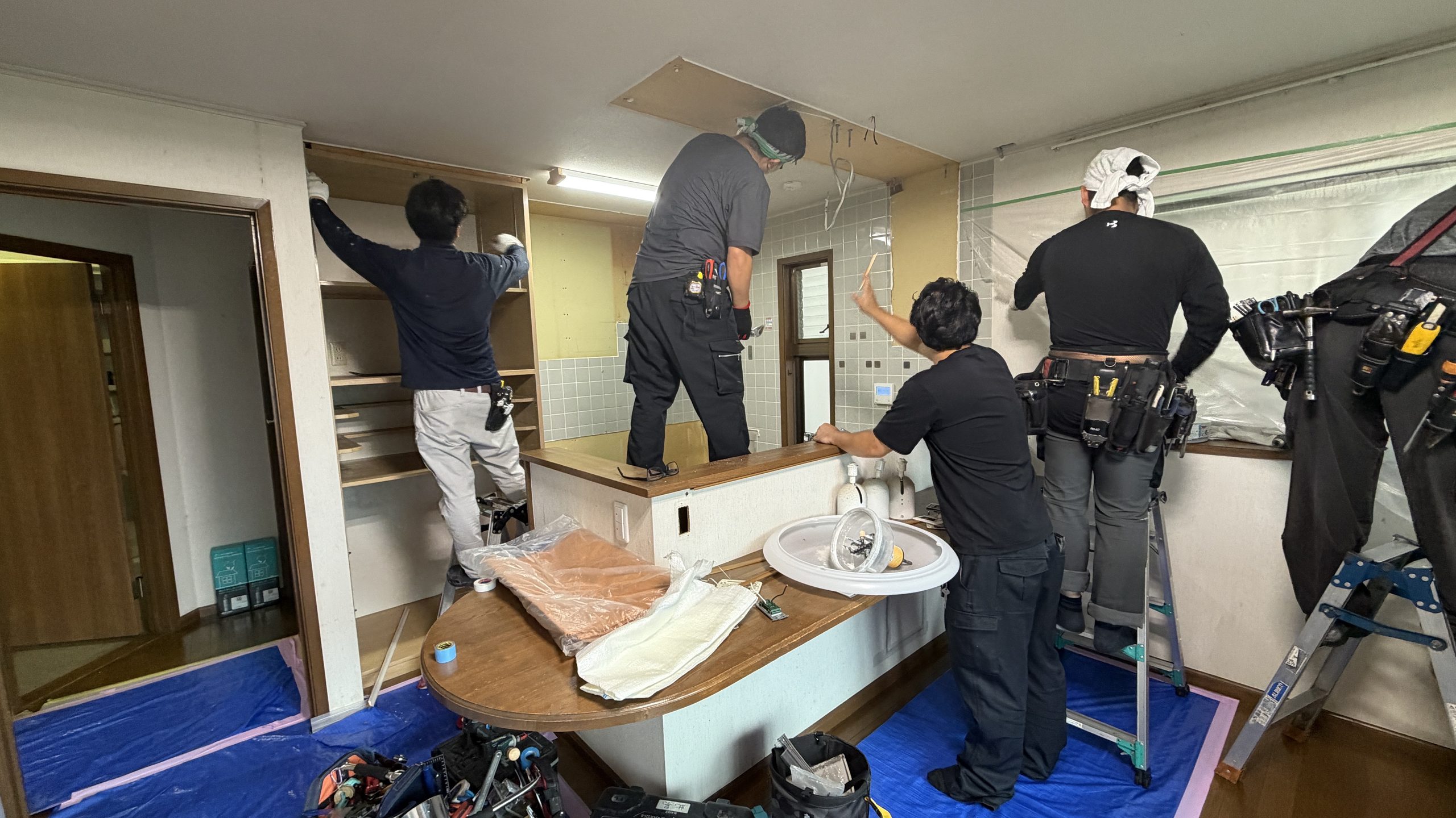 品川区小山でリビングリニューアル工事(キッチン)解体と電気配線工事写真