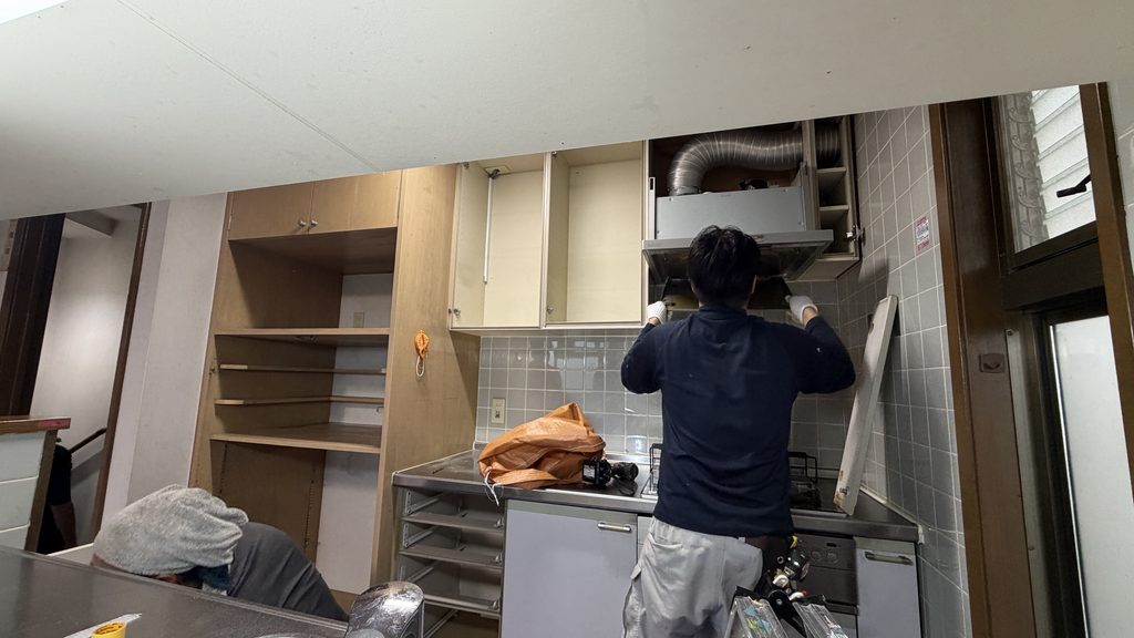 品川区小山でキッチンレンジフード最終解体作業している写真