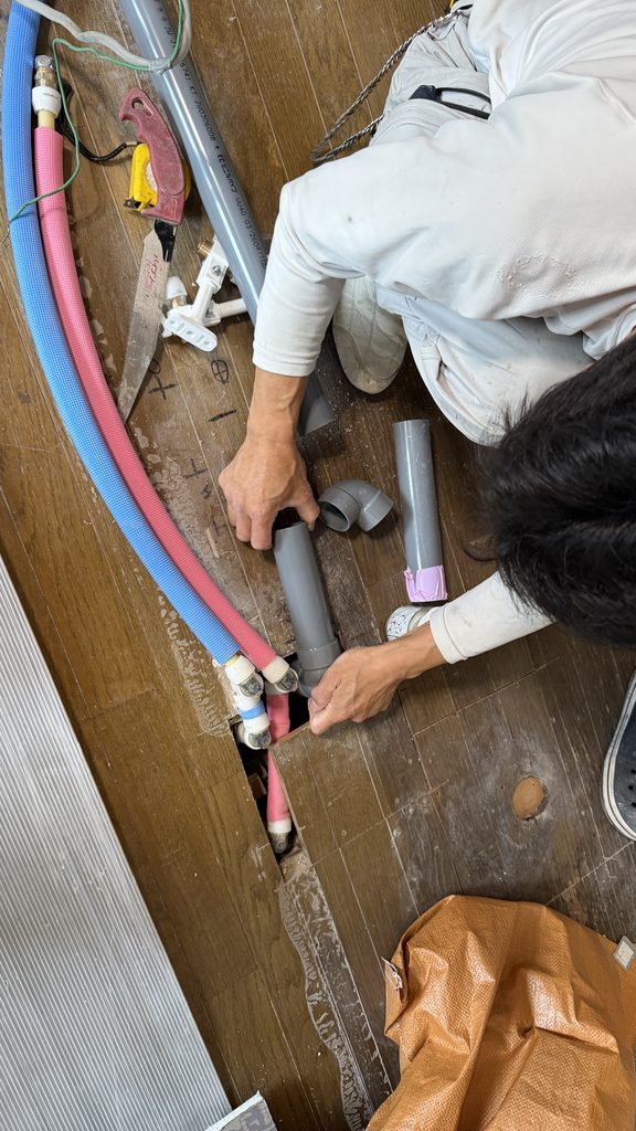 品川区小山で給排水パイプを移設接続している写真