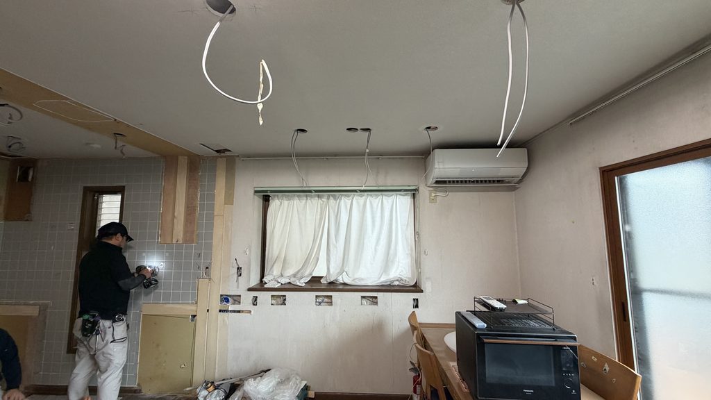 品川区小山でスタッフが通線作業を終えた写真